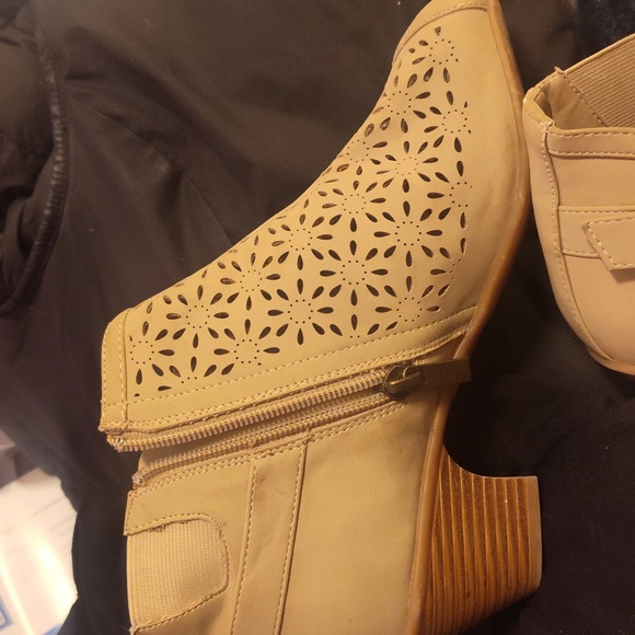 Woman's Shoes - Picture 1 of 2